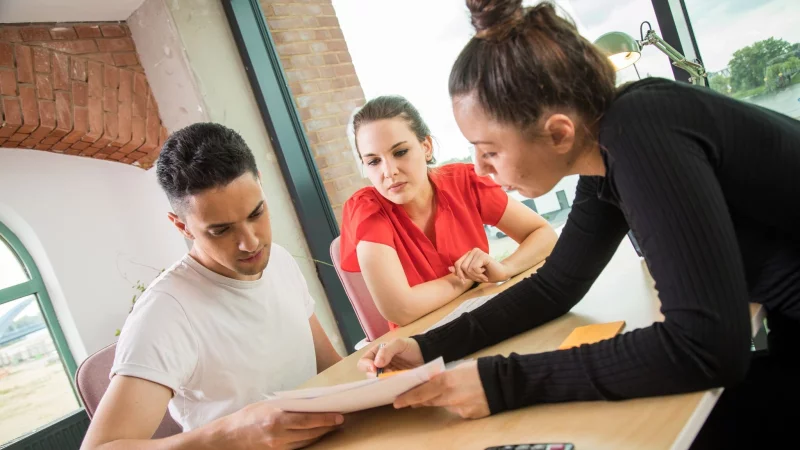 Wer in Teilzeit arbeitet, bekommt anteilig Gehalt. Doch wie werden Urlaubsgeld und andere Zuschl&auml;ge berechnet? - &copy; Christin Klose/dpa-tmn