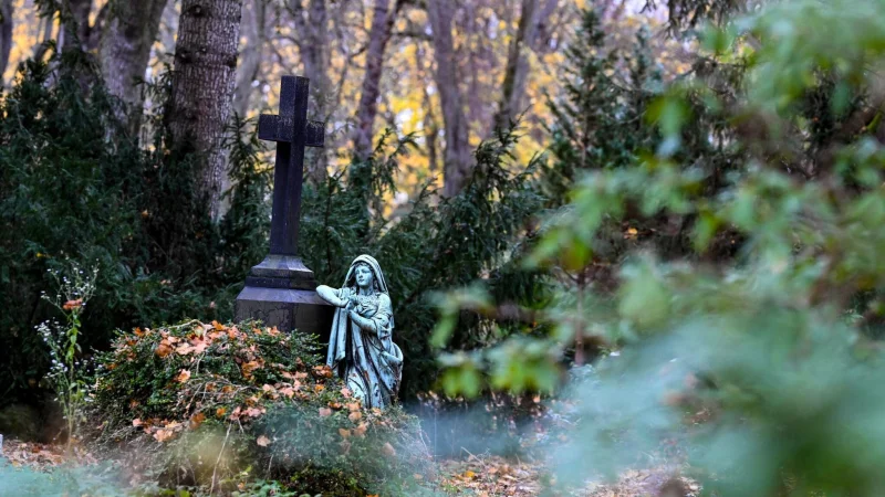 Vorsorge für die eigene Bestattung: Wer zum Beispiel eine Versicherung dafür abschließt, kann die Kosten nicht steuerlich geltend machen. - © Jens Kalaene/dpa