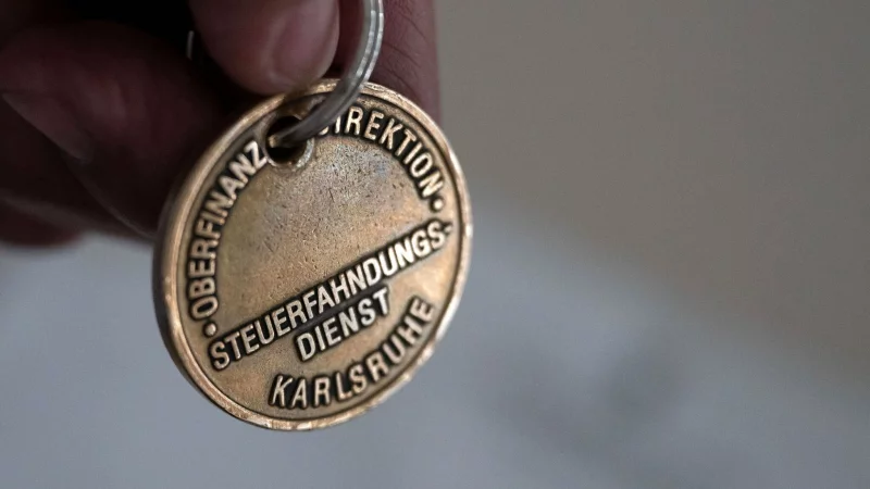 M&uuml;ssen sich bei einer Durchsuchung ausweisen: Steuerfahnder. - &copy; Marijan Murat/dpa/dpa-tmn