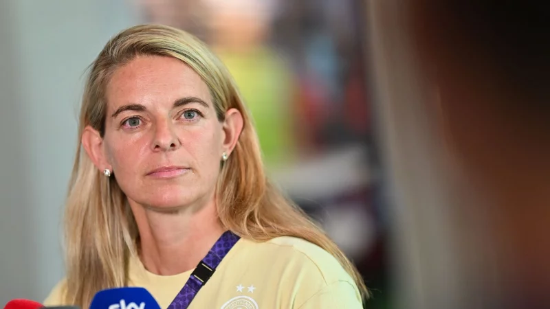 DFB-Direktorin Nia Künzer erklärt den Ausfall von Giulia Gwinn. - © Sebastian Christoph Gollnow/dpa