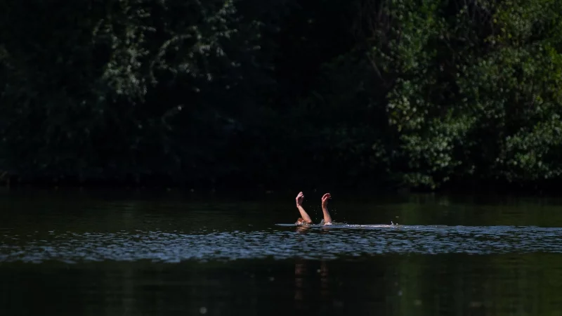 Wer in Not gerät, sollte auf sich aufmerksam machen - etwa mit den Armen winken und rufen. - © Fabian Sommer/dpa/dpa-tmn
