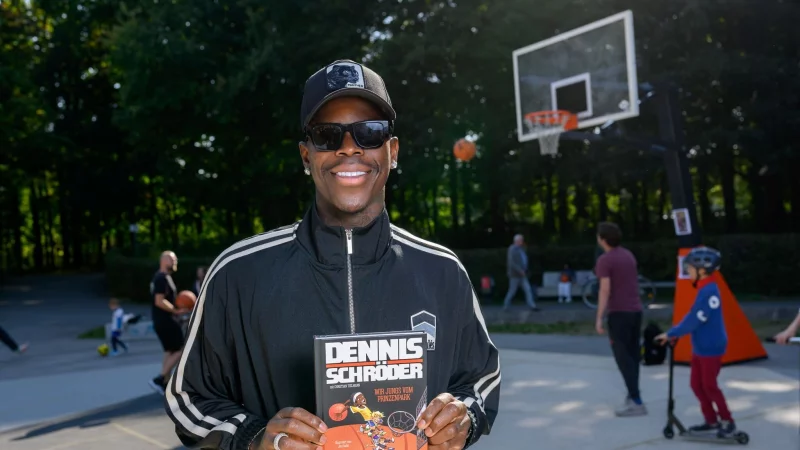 Dennis Schr&ouml;der spricht im Braunschweiger Prinzenpark &uuml;ber sein Kinderbuch. - &copy; Julian Stratenschulte/dpa