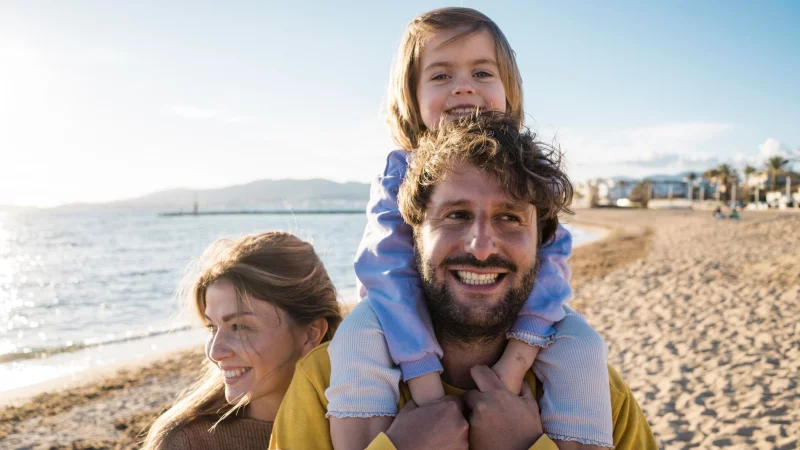 Die Sonne scheint und alle sind happy: So soll es sein im Familienurlaub - und mit ein bisschen Kompromissbereitschaft und Flexibilit&auml;t gelingt das auch. - &copy; Joseffson/Westend61/dpa-tmn