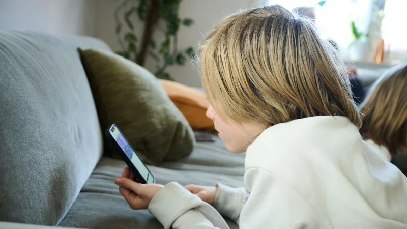 KI im Alltag: Kinder begegnen immer h&auml;ufiger Chatbots und KI-generierten Inhalten. - &copy; Annette Riedl/dpa/dpa-tmn