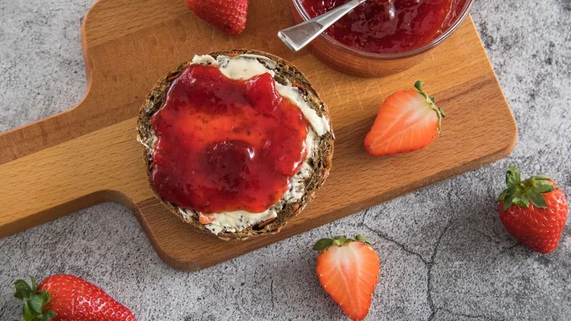 17 von 25 Erdbeermarmeladen überzeugten die Prüfer der Zeitschrift «Öko-Test». Darunter sind auch alle neun getesteten Bio-Aufstriche. - © Christin Klose/dpa-tmn