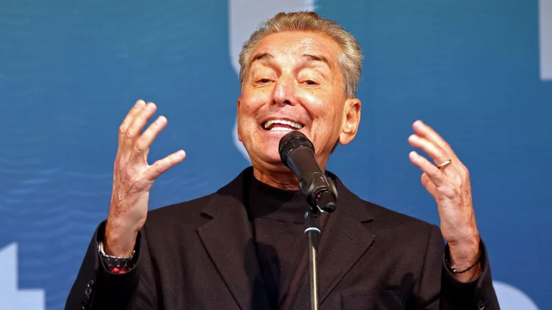 Michel Friedman mahnte bei einer Kundgebung in Kl&uuml;tz zu seiner umstrittenen Ausladung von einer Lesung 2026, die Freiheit der Kunst und der Meinung zu respektieren. - &copy; Bernd W&uuml;stneck/dpa