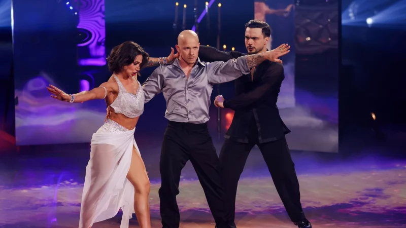 «Let's Dance»-Profitänzer Anastasia (l.) und Sergiu Maruster (r.) haben ihre Traumhochzeit gefeiert. Mit Ex-Turnprofi Fabian Hambüchen (M.) ertanzte sich «Nastia» den dritten Platz. - © Rolf Vennenbernd/dpa