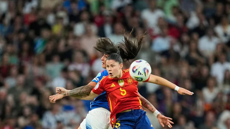 Spaniens María Méndez im Zweikampf mit Italiens Stürmerin Martina Piemonte. - © Martin Meissner/AP/dpa