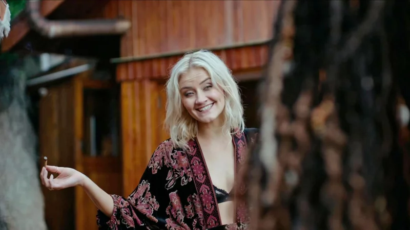 Michaela bietet Nina an, eine Weile im Strandhaus zu wohnen. - © Both Worlds Produktion/SWR/dpa