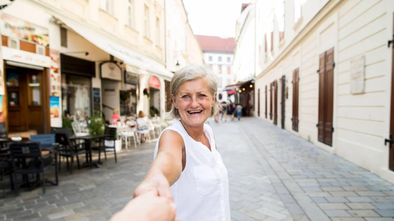 Sich nach der Trauer auch wieder dem Sch&ouml;nen im Leben &ouml;ffnen - das kann in Gemeinschaft mit Gleichgesinnten leichter fallen. - &copy; Halfpoint/Westend61/dpa-tmn