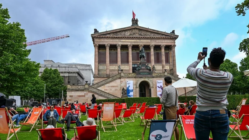Besucher informierten sich beim Festwochenende auf der Museumsinsel über Architektur und Geschichte oder lauschten den Konzerten im Kolonnadenhof. - © Jens Kalaene/dpa