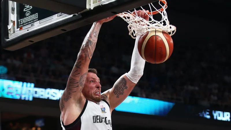 Daniel Theis und den deutschen Basketballern fehlen noch zwei Siege zum EM-Titel. - &copy; Matthias Stickel/dpa