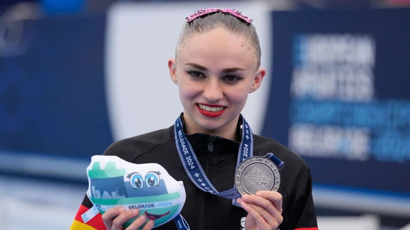 Klara Bleyer ist Europameisterin im Synchronschwimmen. - © Darko Bandic/AP/dpa