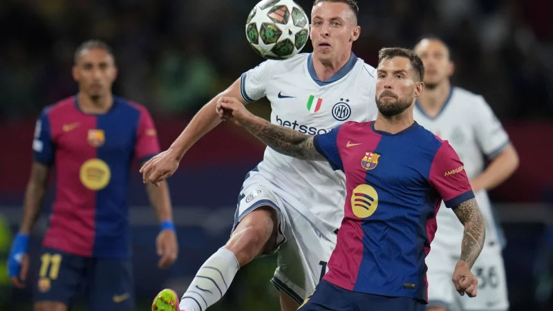 I&ntilde;igo Mart&iacute;nez (r) vom FC Barcelona hat eine Spuckattacke nach dem R&uuml;ckspiel gegen Inter bestritten. - &copy; Emilio Morenatti/AP/dpa