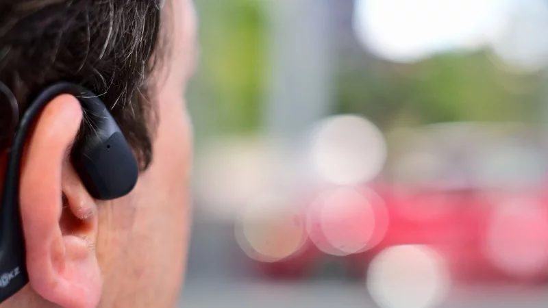 In diesem Jahr sind beim Berlin-Marathon erstmals Open-Ear-Kopfhörer für die Breitensportlerinnen und Breitensportler erlaubt. (Symbolbild) - © Sebastian Christoph Gollnow/dpa