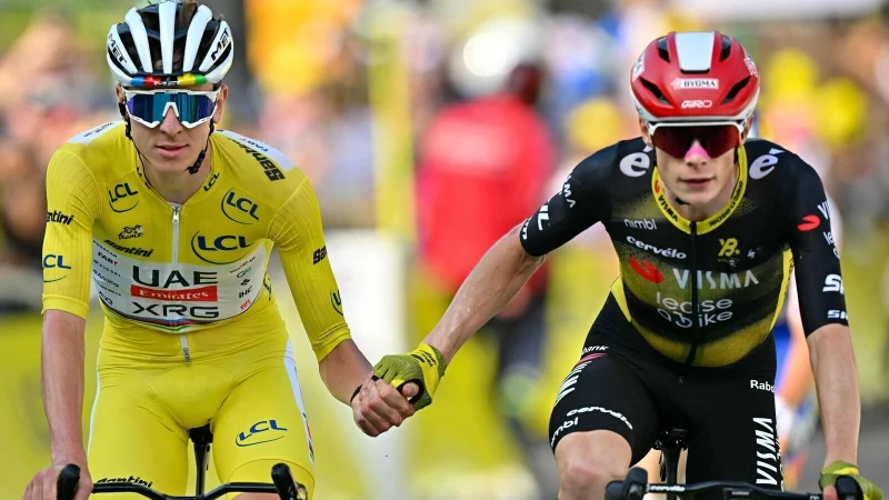 Hand in Hand nach der Zieleinfahrt: Die Stars Tadej Pogacar (l) und Jonas Vingegaard. - © Loic Venance/AFP/dpa