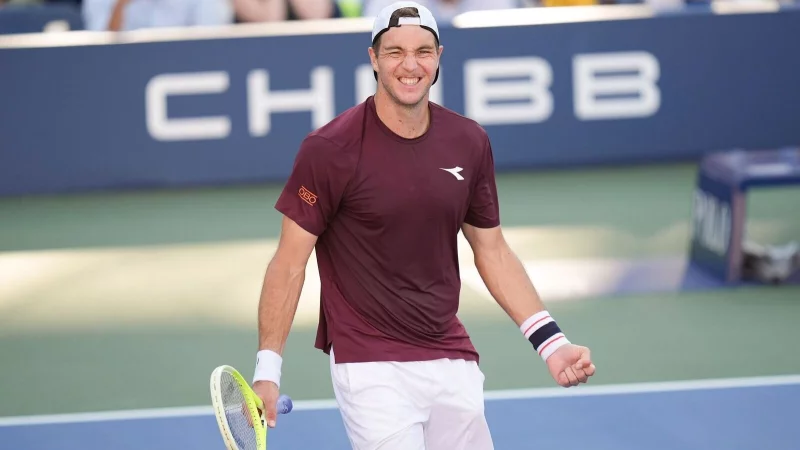 Es wartet ein großer Auftritt: Jan-Lennard Struff wird sich mit Novak Djokovic messen. - © Seth Wenig/AP/dpa