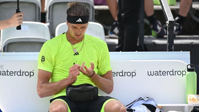 Alexander Zverev misst während der Matches seinen Blutzucker. - © Marijan Murat/dpa