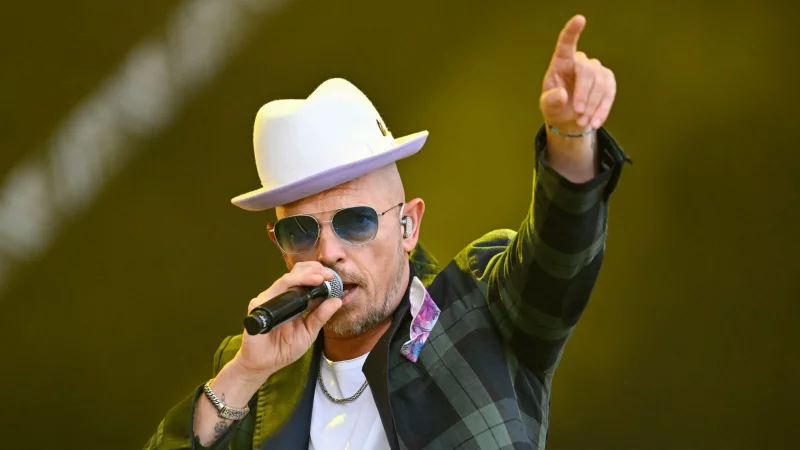 Es ist egal, welche Lieder Jan Delay schreibt - sie werden immer zu Liedern, die sich gegen rechts und Intoleranz stellen. - &copy; Uwe Anspach/dpa