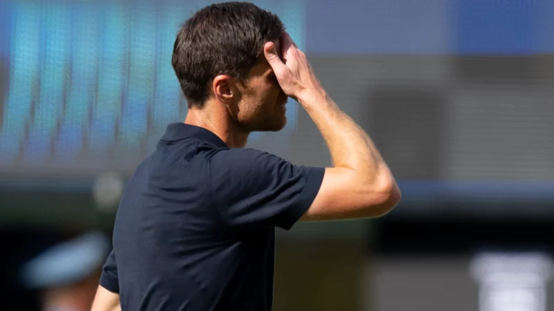 Oh weh, die erste Niederlage als Real-Trainer fiel für Xabi Alonso heftig aus. - © Sven Hoppe/dpa