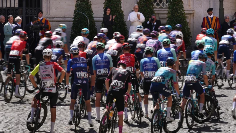 Papst Leo XIV. segnet das Giro-Peloton. - © Andrew Medichini/AP/dpa