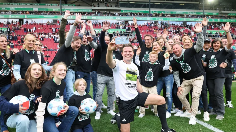 Felix Brych (m) erlebte einen emotionalen Abschied aus der Fußball-Bundesliga. - © Daniel Löb/dpa