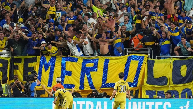 Die Boca Juniors feiern ihren zwischenzeitlichen Ausgleich gegen den FC Bayern emotional. - © Rebecca Blackwell/AP/dpa