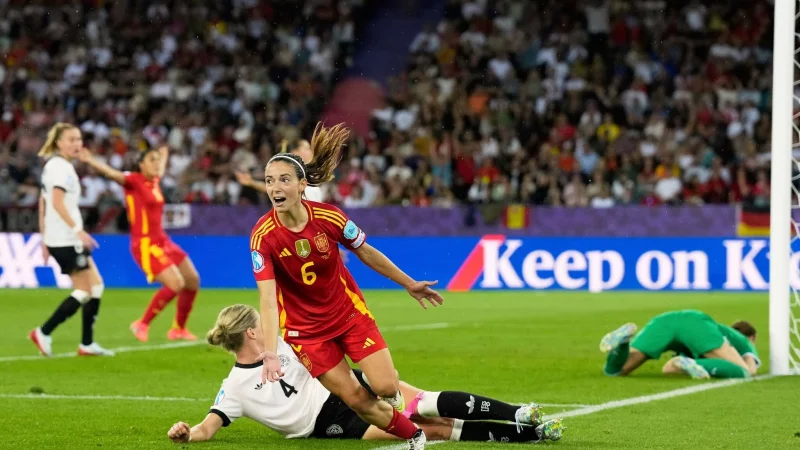 Aitana Bonmat&iacute; schickt Spanien mit ihrem Tor ins EM-Finale. - &copy; Alessandra Tarantino/AP/dpa