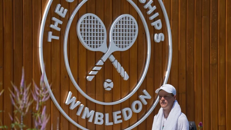 Ganz schön warm: Der Italiener Jannik Sinner bereitet sich auf Wimbledon vor. - © Kin Cheung/AP/dpa