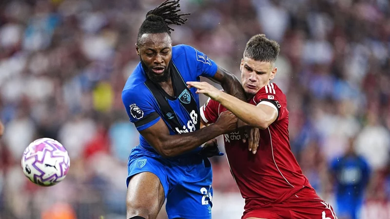 Bournemouths Antoine Semenyo (l) wurde im Spiel rassistisch diskriminiert. - &copy; Peter Byrne/PA Wire/dpa