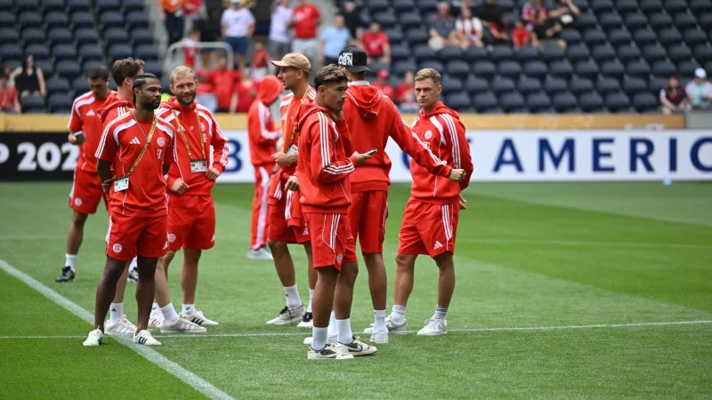 Die Bayern-Profis vor dem Anpfiff bei der Platzbegehung. - © Sven Hoppe/dpa