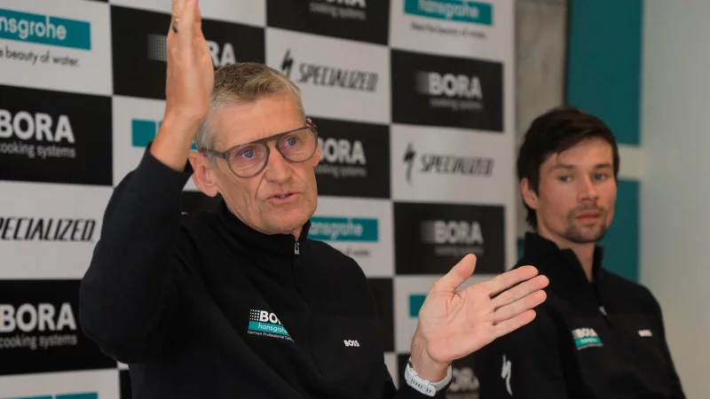 Für Rolf Aldag ist wichtig, dass seine Fahrer sturzfrei durch die Tour kommen. - © Clara Margais/dpa