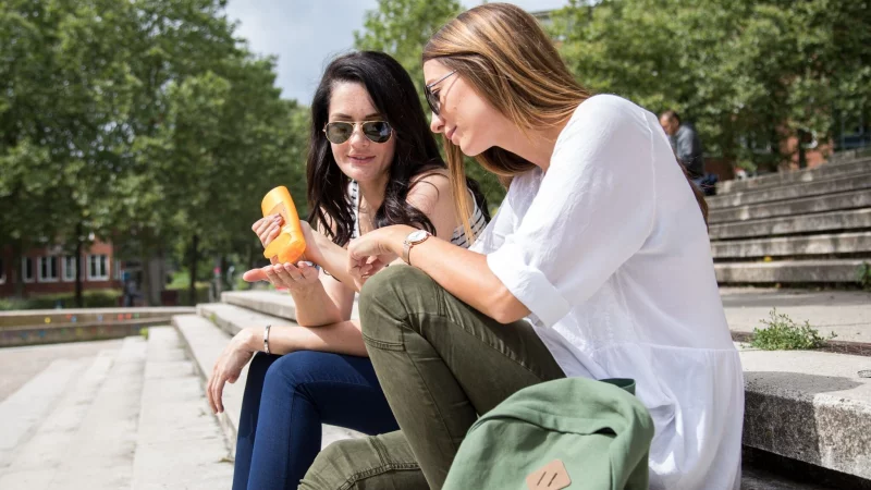 Morgens schon eingecremt? Super! Zwischendurch Sonnenschutz nachgelegt? Umso besser. - © Christin Klose/dpa-tmn