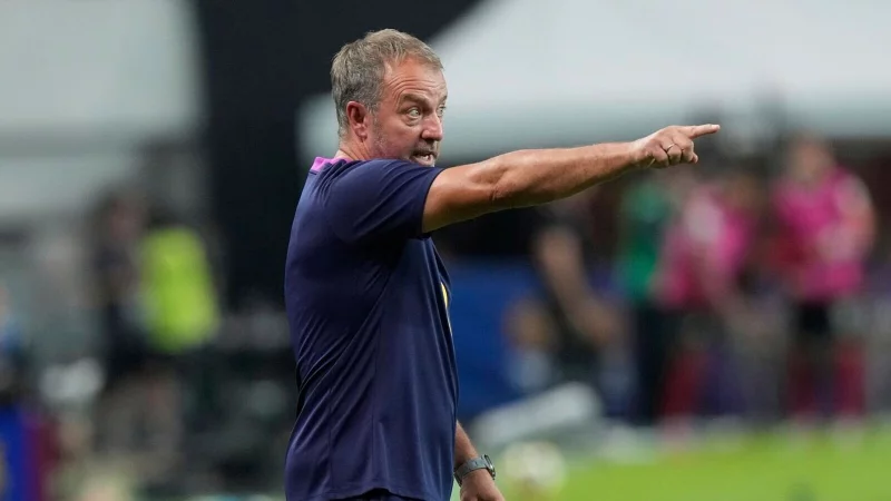 Wie Barcelonas Trainer Hansi Flick wohl über das Vorhaben denkt? - © Ahn Young-joon/AP/dpa