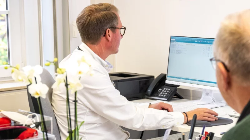Gab es in Ihrer Familie bereits Prostatatumore? Die Krebsvorsorge beim Urologen beginnt mit einem Gespräch, der sogenannten Anamnese. - © Benjamin Nolte/dpa-tmn