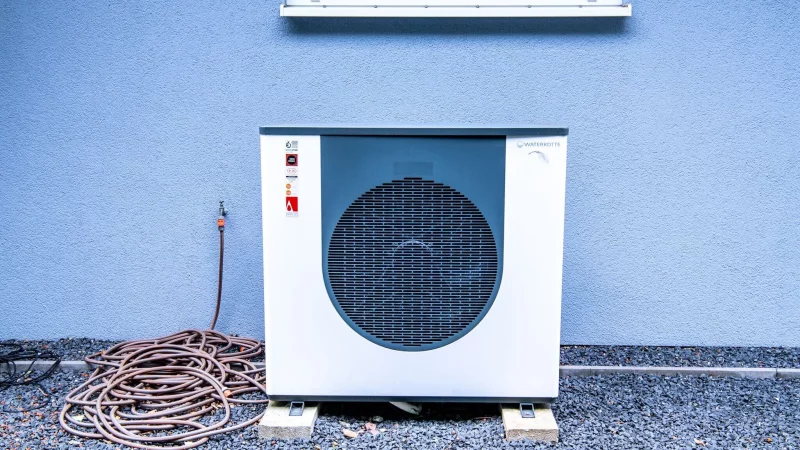 Kurz vor der Heizsaison empfiehlt es sich, seine W&auml;rmepumpe nochmal von au&szlig;en zu reinigen. Die Innenreinigung sollte man Fachpersonal &uuml;berlassen. - &copy; Laura Ludwig/dpa-tmn