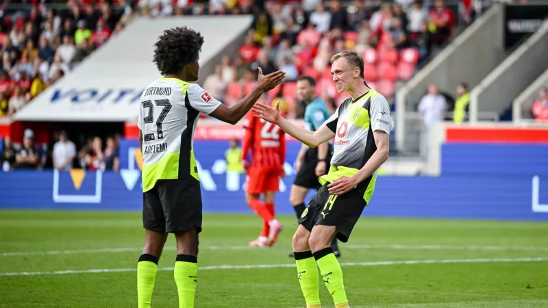 Gut in Form: Dortmunds Maximilian Beier (r.) traf beim Sieg in Heidenheim. - &copy; Harry Langer/dpa