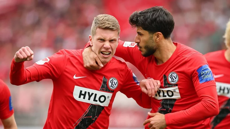 Elias Baum (l) trifft gegen den 1. FC Nürnberg doppelt. - © Daniel Karmann/dpa