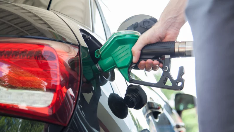 Oft wird man erst stutzig, wenn bereits die falsche Fl&uuml;ssigkeit flie&szlig;t. Wurde der Motor noch nicht gestartet, reicht unter Umst&auml;nden das Abpumpen des Gemisches. - &copy; Christin Klose/dpa-tmn