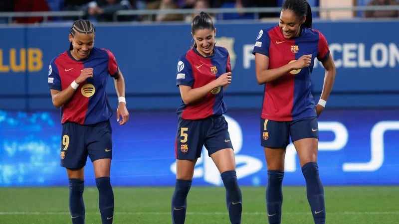 Alles geht so leicht: Unter anderem wirbelt Weltmeisterin Salma Paralluelo (r) in Barças Sturm. - © Joan Monfort/AP/dpa