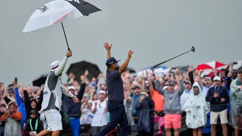 Spaun jubelt nach dem 20-Meter-Putt zum Sieg. - © Carolyn Kaster/AP/dpa
