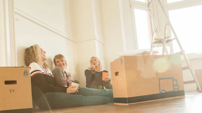 Auszug? Mit der Übergabe der Mietkaution können Mieterinnen und Mieter zu diesem Zeitpunkt noch nicht rechnen. Vermieter dürfen die Zahlung zurückhalten, bis mögliche offene Rechnungen beglichen sind. - © Christin Klose/dpa-tmn/dpa