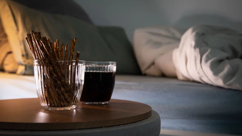 Salzstangen und Cola bei Noro-Virus? In Maßen kein Problem und wenn\\\'s unten bleibt ordentlich Elektrolyte. - © Christin Klose/dpa-tmn