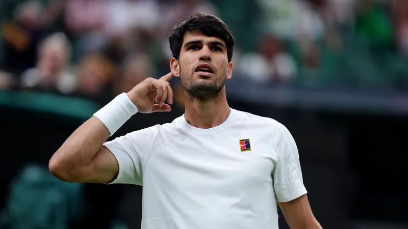 Carlos Alcaraz genießt den Jubel der Zuschauer. - © Adam Davy/PA Wire/dpa