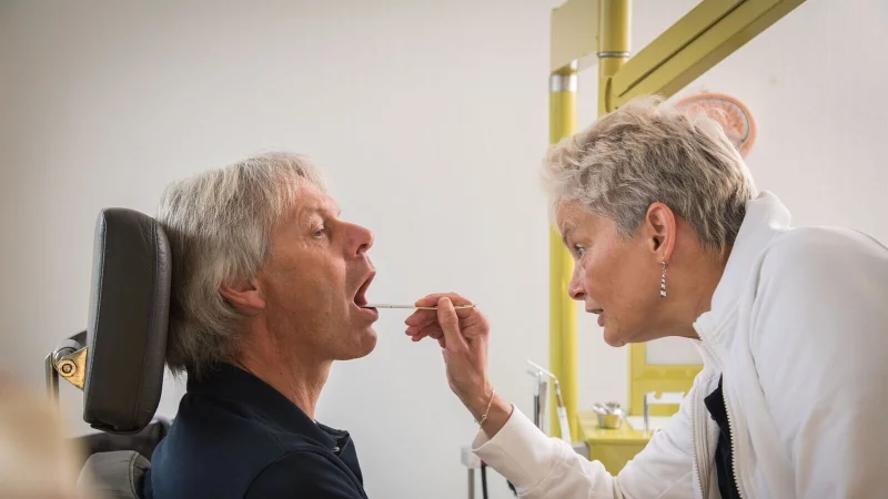 Bleibt die Stimme &uuml;ber Wochen heiser, sollte man das &auml;rztlich abkl&auml;ren lassen. - &copy; Christin Klose/dpa-tmn