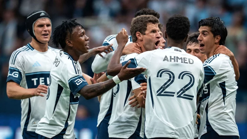 Umsonst gejubelt: Wegen einer Abseitsposition z&auml;hlte M&uuml;llers Treffer zum vermeintlichen 2:0 nicht. - &copy; ETHAN CAIRNS/The Canadian Press/AP/dpa