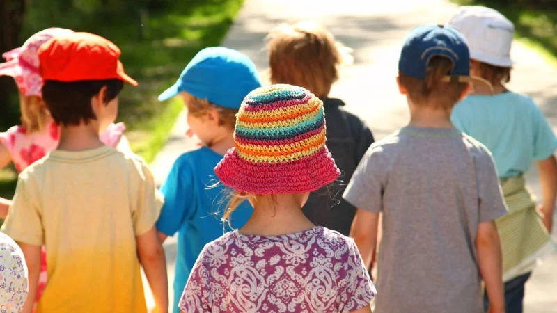 Schnell ist\\\'s passiert: Trotz guter Vorsätze endet ein Sommertag bei vielen Kindern mit Sonnenbrand. - © Wolfram Steinberg/dpa/dpa-tmn