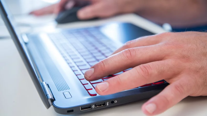 Was sagt der Chatbot? Wer KI-Tools im Job nutzt, sollte wissen, dass er oder sie für die Ergebnisse trotzdem selbst verantwortlich ist. - © Christin Klose/dpa-tmn