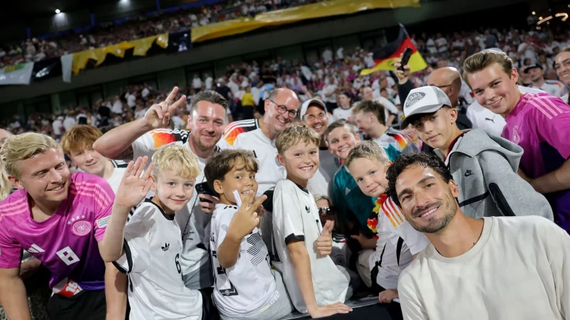 Die Fans feierten Hummels bei seinem Abschied in Köln. - © Rolf Vennenbernd/dpa