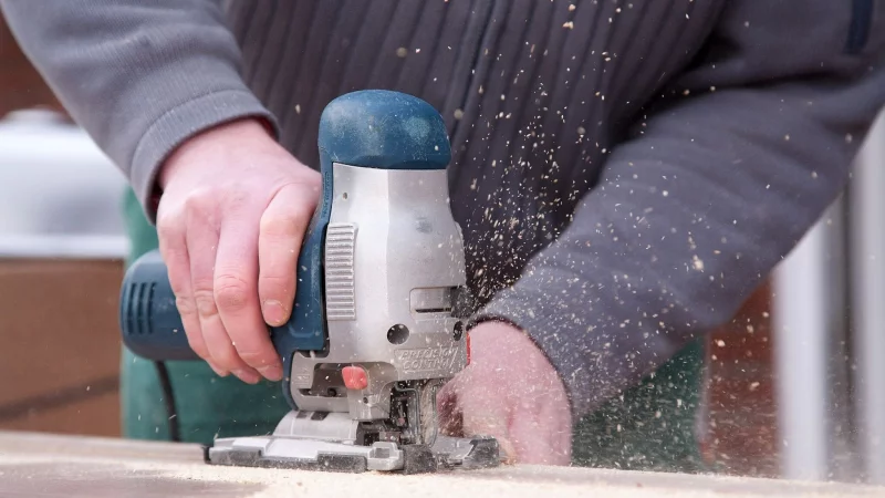 Sicher Heimwerken: Um Verletzungen zu vermeiden, sollten die Sicherheitshinweise in der Betriebsanleitung bekannt sein, und Elektrowerkzeuge regelmäßig auf mögliche Defekte geprüft werden. - © Kai Remmers/dpa-tmn
